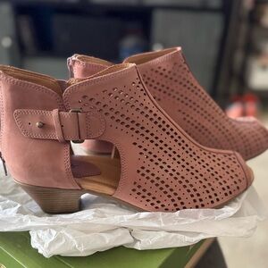 Earth Keri Peep Toe Perforated Suede Ankle Booties Size 11W Blush/Dusty